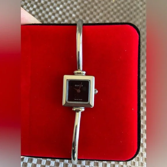 Ladies GUCCI bangle watch❤️SO CUTE❤️❤️❤️ - Picture 6 of 11